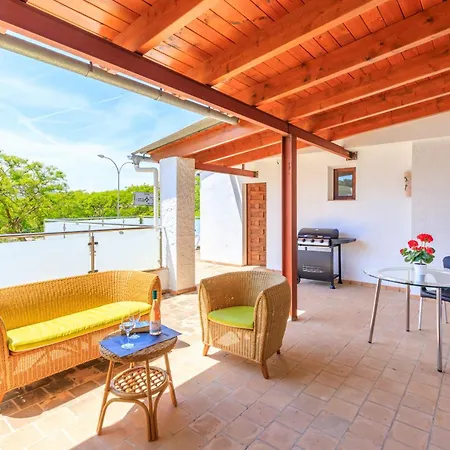 Juanito Apt, Apartment *